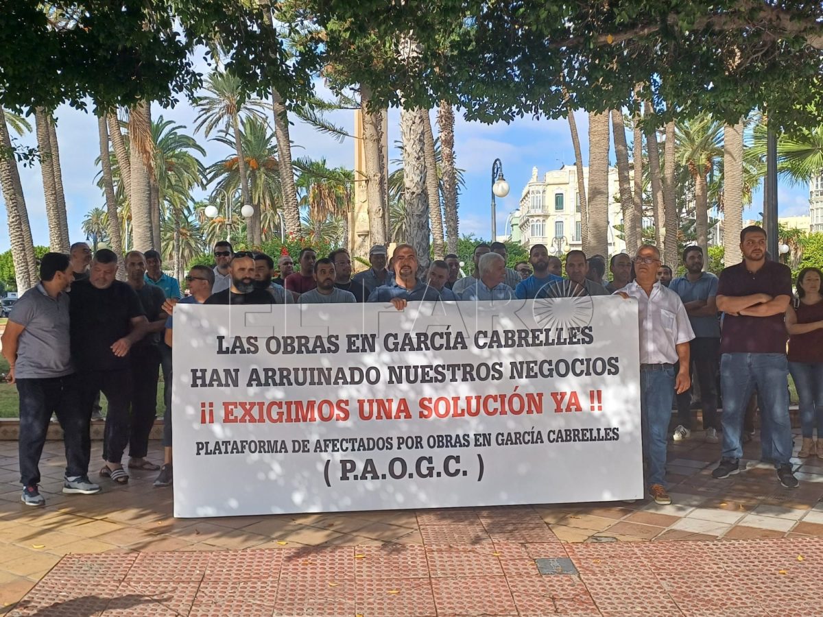 Los comerciantes de García Cabrelles protestan por el daño económico tras un año de obras