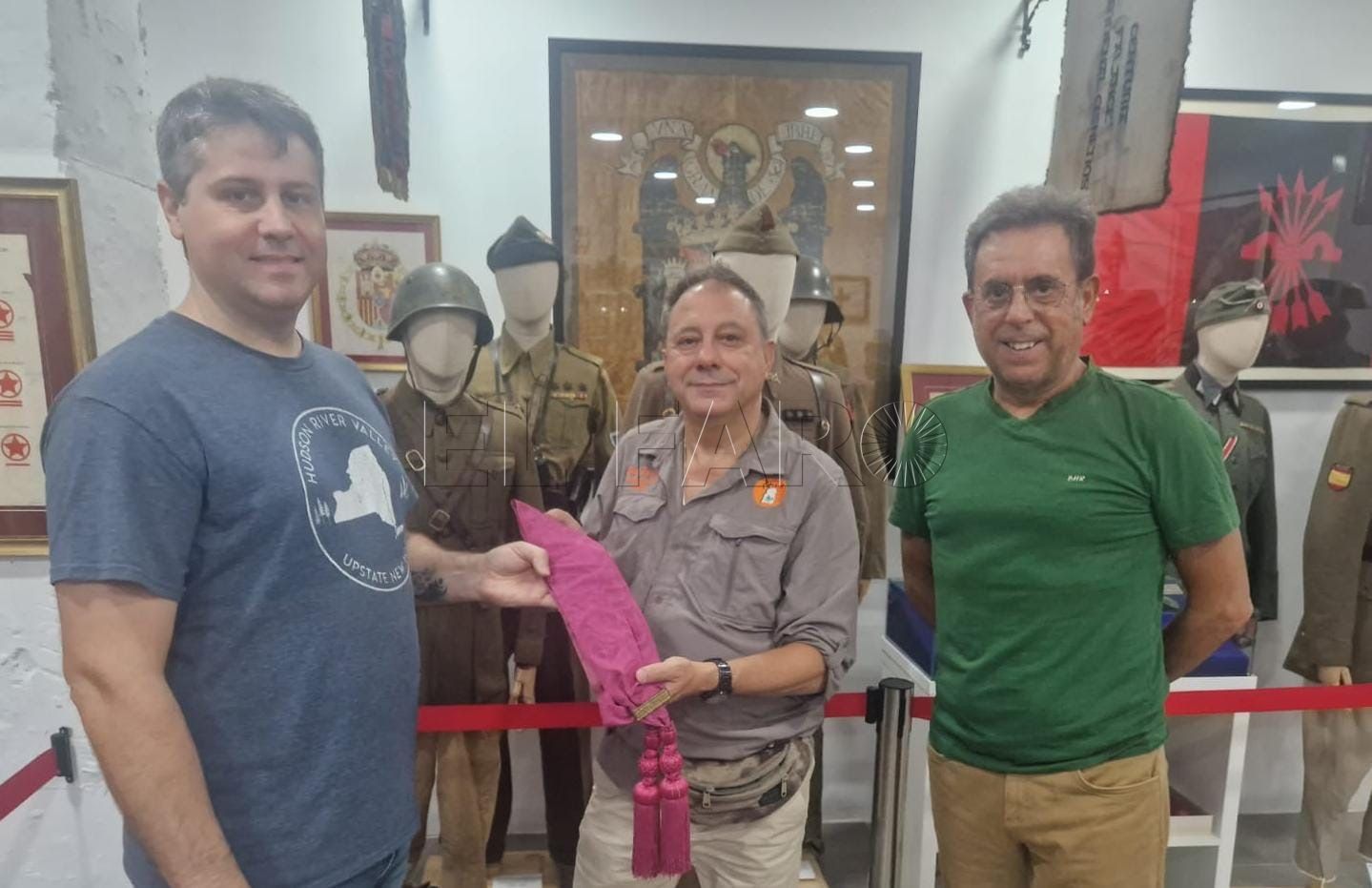 Donación de una Banda de la Victoria al Museo Militar de Málaga