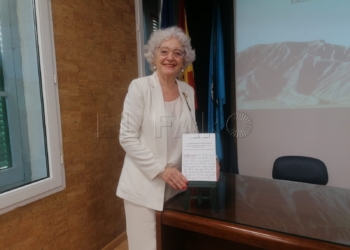 Carmen Marchante posa con 'Correspondencia de Annual' momentos antes de la presentación en la UNED.