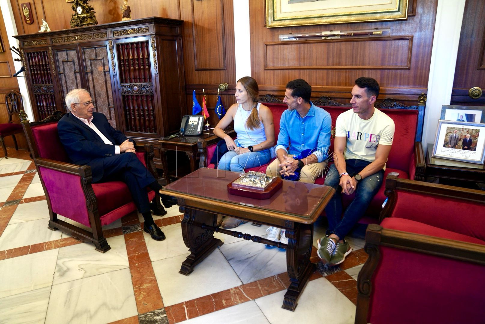 El presidente de la Ciudad recibe a Rebeca de Juan, Luismi Ruiz y Eduardo Calderay