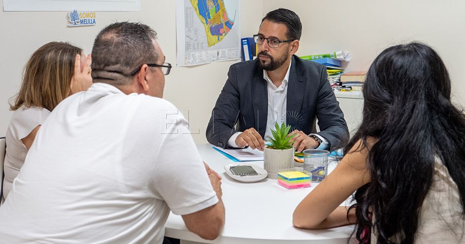 Azmani mantiene una reunión con trabajadores de la Residencia de Estudiantes y Deportistas
