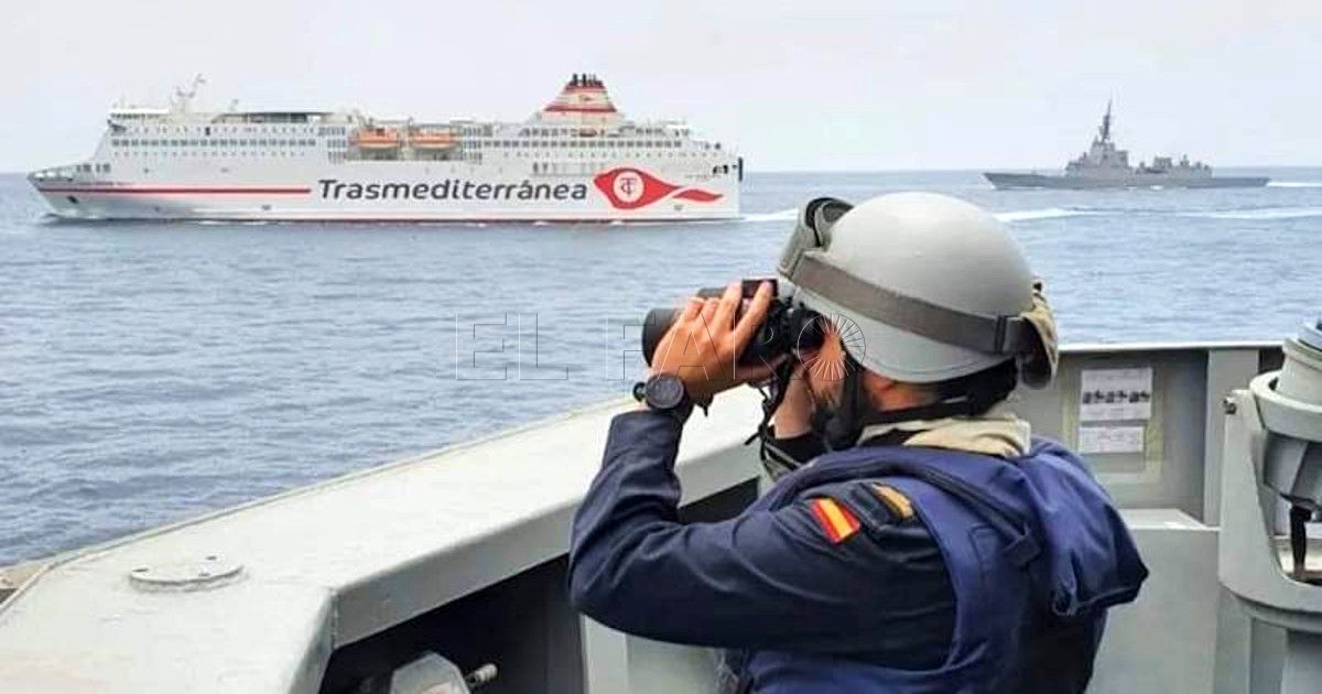 El ferry "Ciudad de Melilla" localiza una patera cerca de Alborán