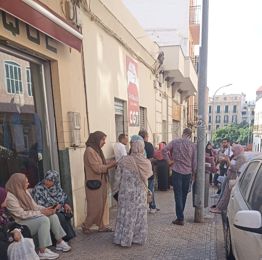 La CGT recoge firmas de trabajadores afectados por supuestas irregularidades en los planes de empleo