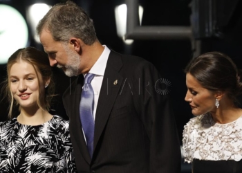 OVIEDO, 28/10/2022.- La princesa Leonor (i) y los reyes Felipe VI (c) y Letizia (d) saludan al término de la ceremonia de entrega de la 42 edición de los Premios Princesa de Asturias, este viernes en el Teatro Campoamor de Oviedo. EFE/ Ballesteros