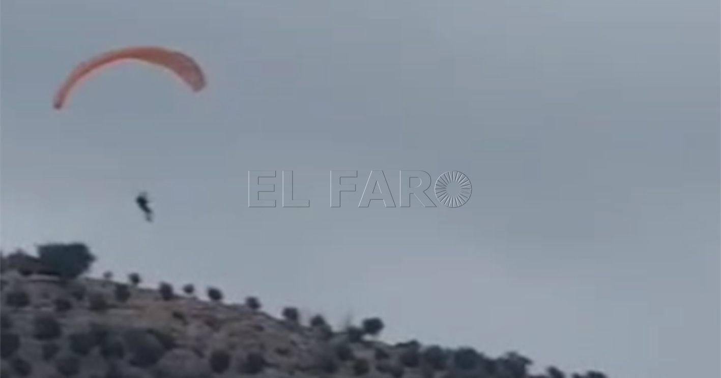 Un hombre entra en Melilla por la zona de Mariguari usando un parapente