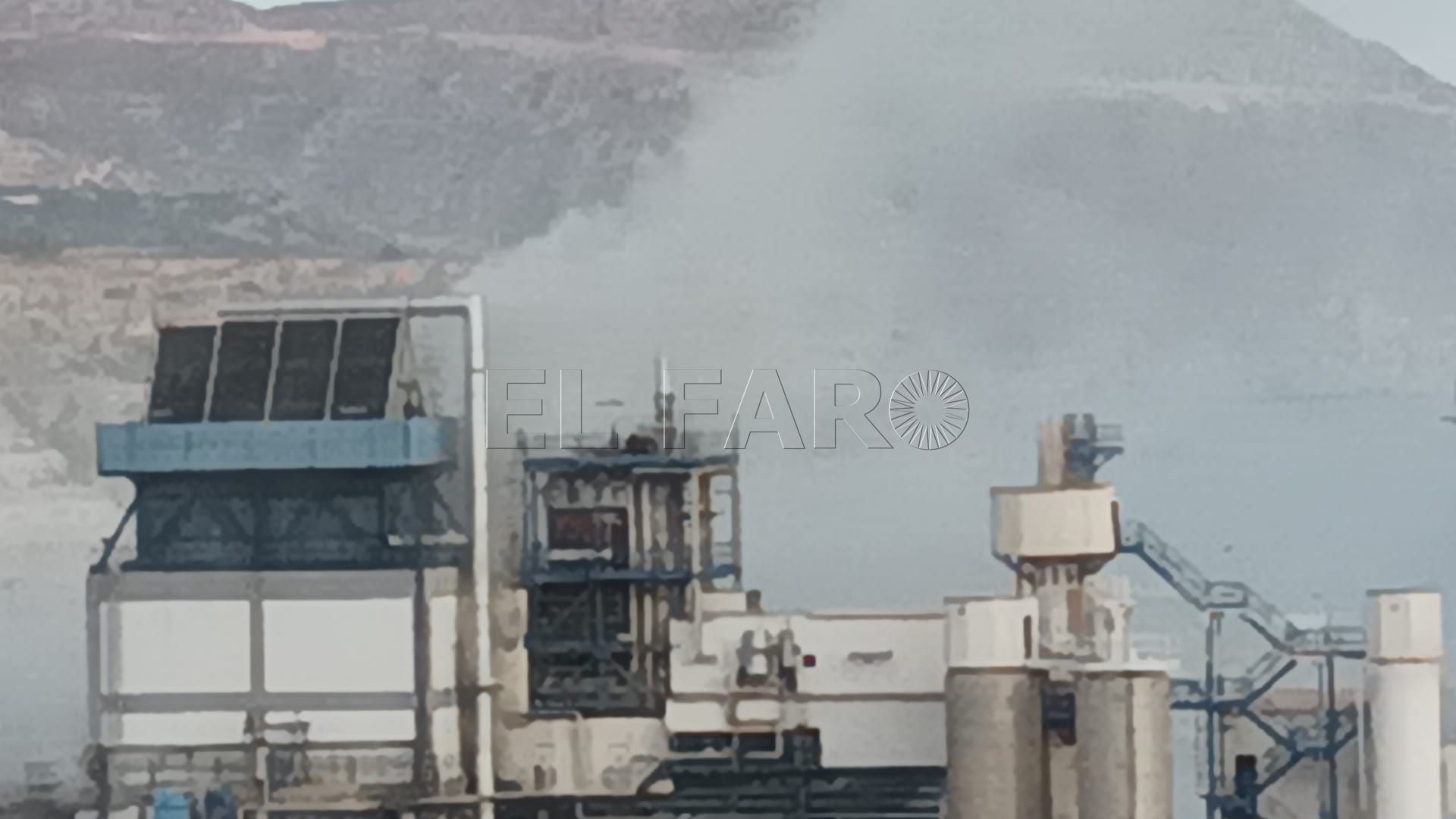 Los bomberos intervienen en un incendio en la incineradora