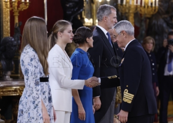 MADRID, 31/10/2023.- La princesa Leonor estrecha la mano al almirante jefe de Estado Mayor de la Armada, Antonio Piñeiro (d), en el Salón del Trono del Palacio Real, durante el saludo a los invitados al almuerzo, tras el acto en el que se le impuso el Collar de la Orden de Carlos III y del acto de la jura de la Constitución de la Princesa de Asturias por su mayoría de edad ante las Cortes Generales, en una solemne sesión conjunta de las dos cámaras legislativas que se ha celebrado este martes en el hemiciclo de la Cámara Baja. EFE/Daniel González POOL