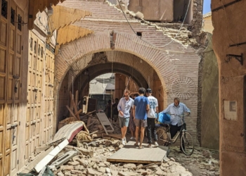 MARRAKECH (MARRUECOS), 09/09/2023.- Fotografía de los destrozos provocados por el terremoto de magnitud 7 este sábado en Marrakech (Marruecos). El número de muertos en el terremoto que azotó anoche Marruecos superó la barrera de los mil, hasta los 1.037, en el balance dado hasta las 13.00 hora local (GMT+1), lo mismo que los heridos, que se contabilizaron en 1.204, 721 de ellos graves. Según un boletín de alerta sísmica difundido por el Instituto Nacional de Geofísica marroquí, el terremoto, de magnitud 7, sacudió la región septentrional marroquí de Marrakech y se produjo a las 23.11 hora local (22.11 GMT del sábado) a 8 kilómetros de profundidad. EFE/ Javier Picazo