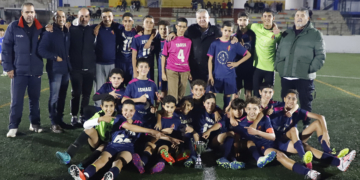 La Peña Barcelonista B posa con el trofeo de campeón de Copa Federación de 2ª División Infantil.