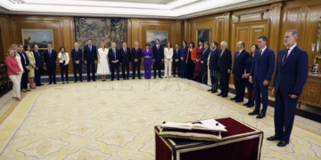 MADRID, 21/11/2023.- Los 22 ministros del nuevo Gobierno de Pedro Sánchez prometen sus cargos ante el rey Felipe VI (d) durante una ceremonia celebrada este martes en el Palacio de la Zarzuela. EFE/ Chema Moya POOL