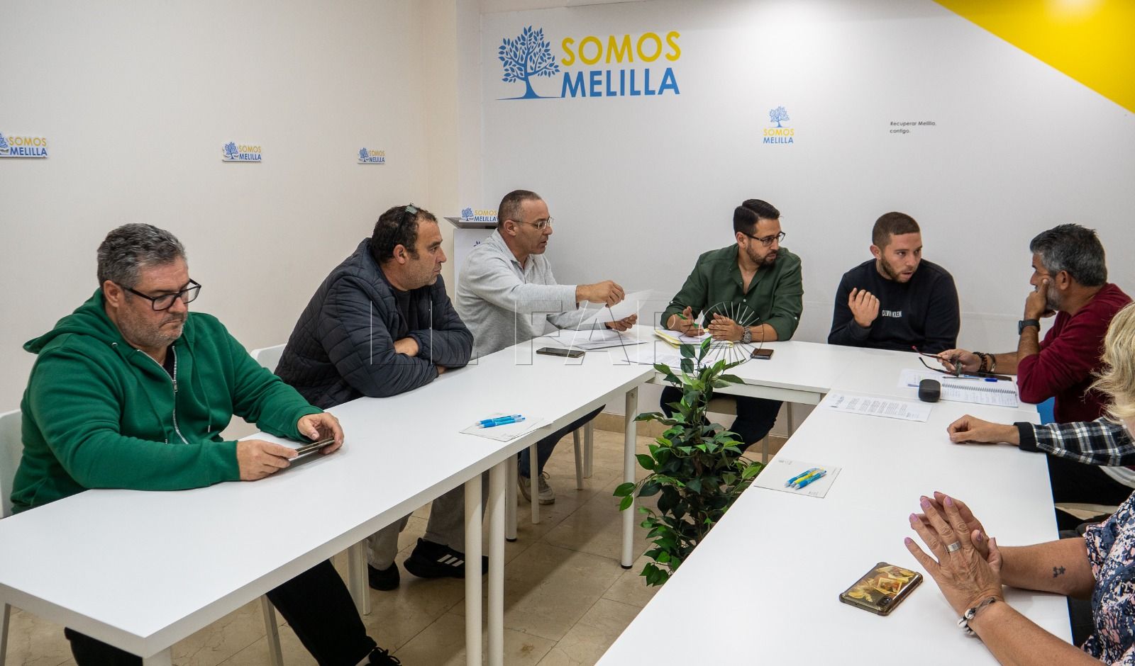 Somos Melilla mantiene una reunión con los trabajadores de la limpieza viaria