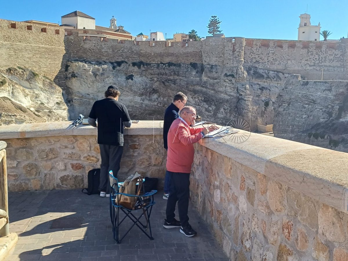 Los Urban Sketchers disfrutan de un día agradable retratando una nueva panorámica de Melilla