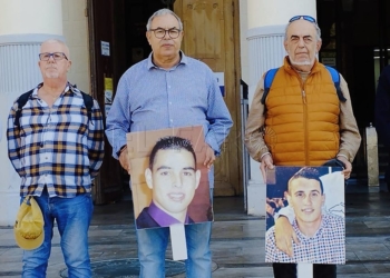 El padre del joven asesinado por funcionarios marroquíes clama justicia frente a la Asamblea de Melilla.