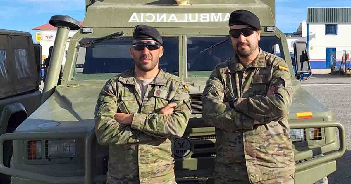 Dos miembros del Regimiento de Caballería Alcántara nº 10 auxilian a un señor de avanzada edad