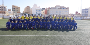 Foto de familia de los dos combinados melillenses que iban a tomar parte en el Campeonato de España de Selecciones Autonómicas Sub-14 y Sub-16 que comienza hoy en Islas Baleares.