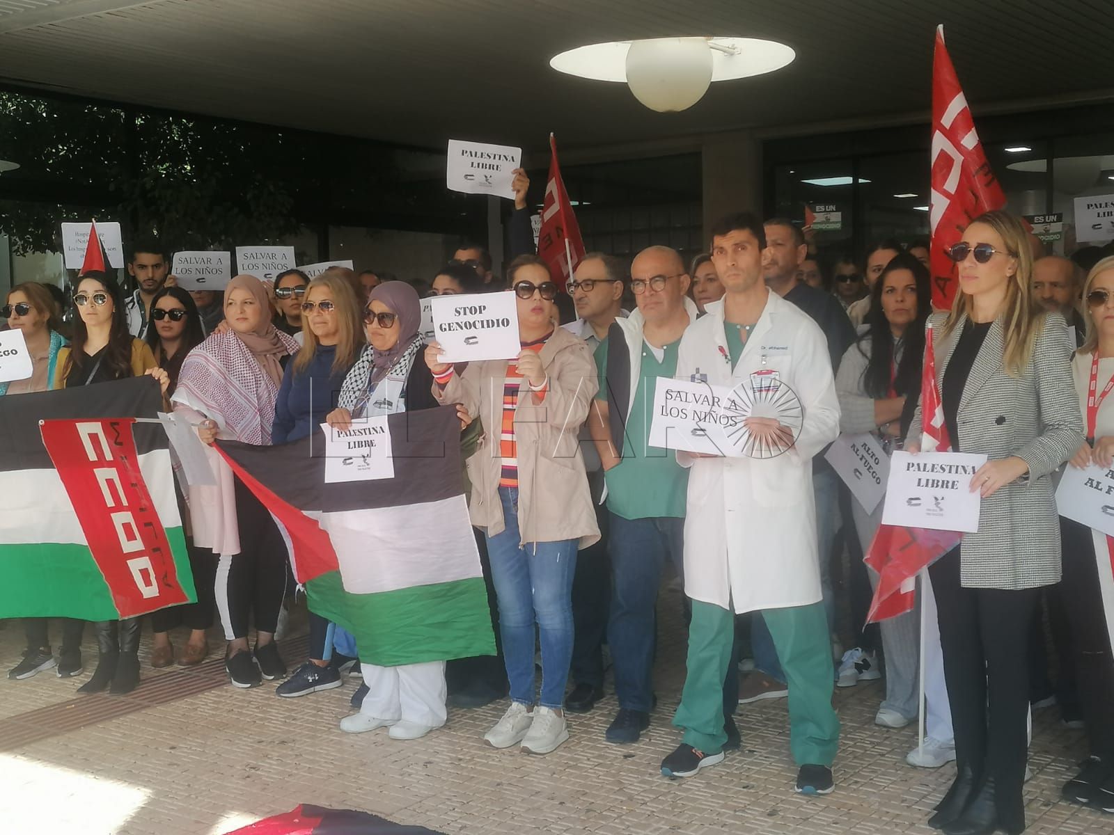 Cerca de un centenar de personas se concentra en el Hospital Comarcal en apoyo a los sanitarios de Palestina
