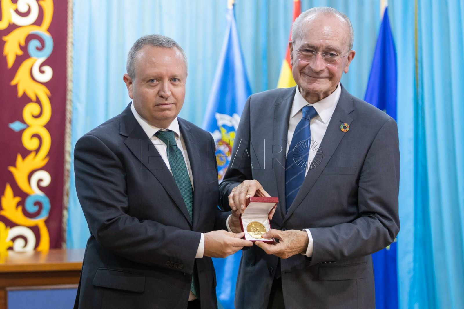 El Ayuntamiento de Málaga recibe el máximo galardón de la Unión de Escritores