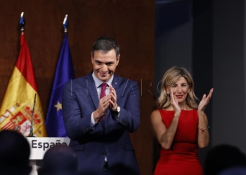Yolanda Díaz (d) y Pedro Sánchez (i), tras informar sobre el acuerdo de ambas partes para formar Gobierno. EFE/Emilio Naranjo