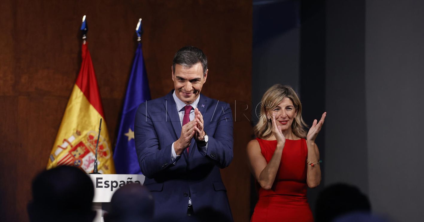 Yolanda Díaz (d) y Pedro Sánchez (i), tras informar sobre el acuerdo de ambas partes para formar Gobierno. EFE/Emilio Naranjo
