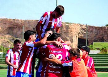 El conjunto almeriense celebró la victoria ante los melillenses.