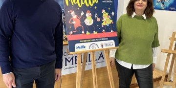 El consejero de Deportes de la CAM y la presidenta del Club Atlético Melilla, junto al cartel anunciador de la prueba.