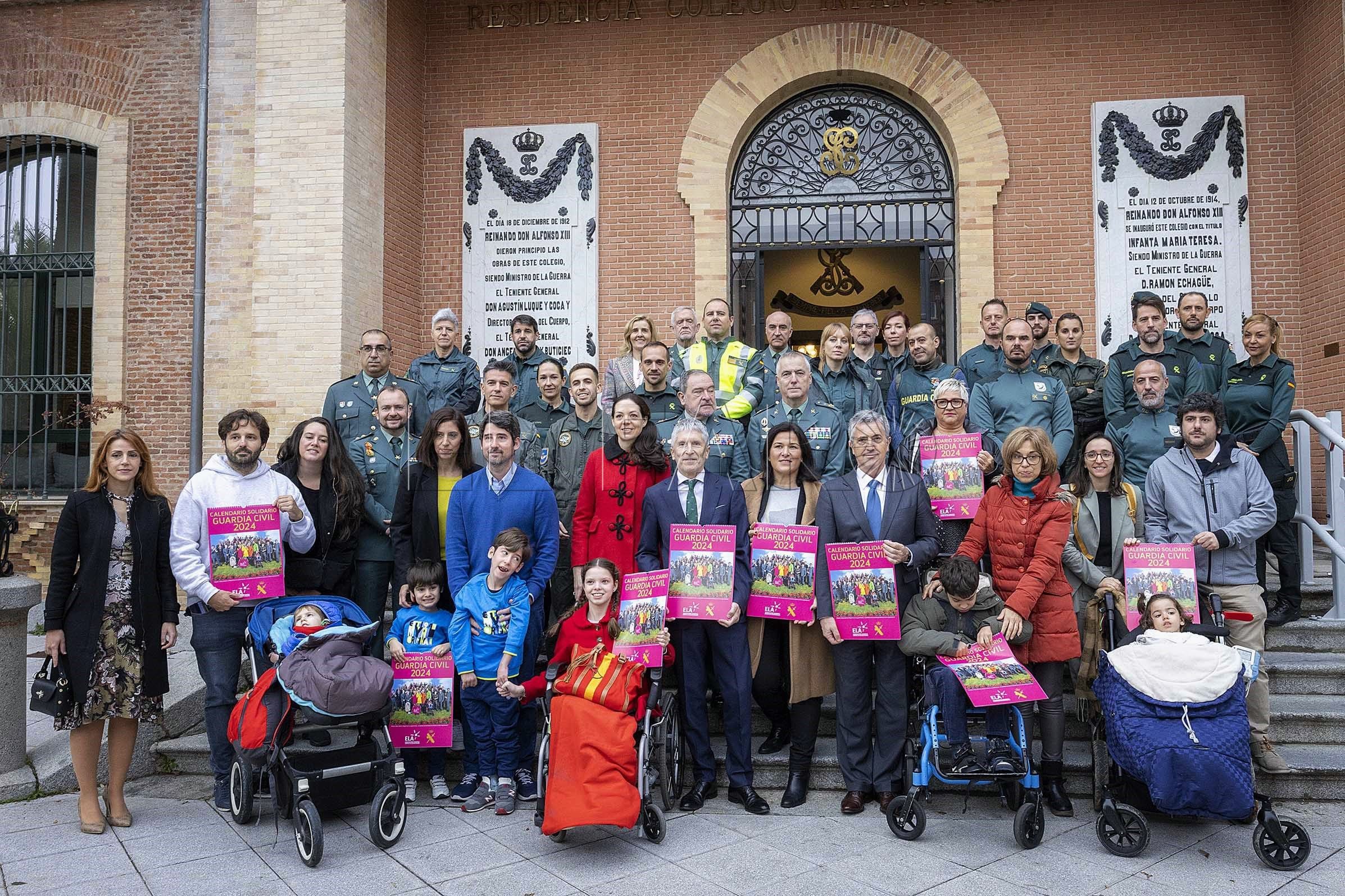 Grande-Marlaska presenta el calendario solidario 2024 de la Guardia Civil en apoyo de los afectados por las leucodistrofias