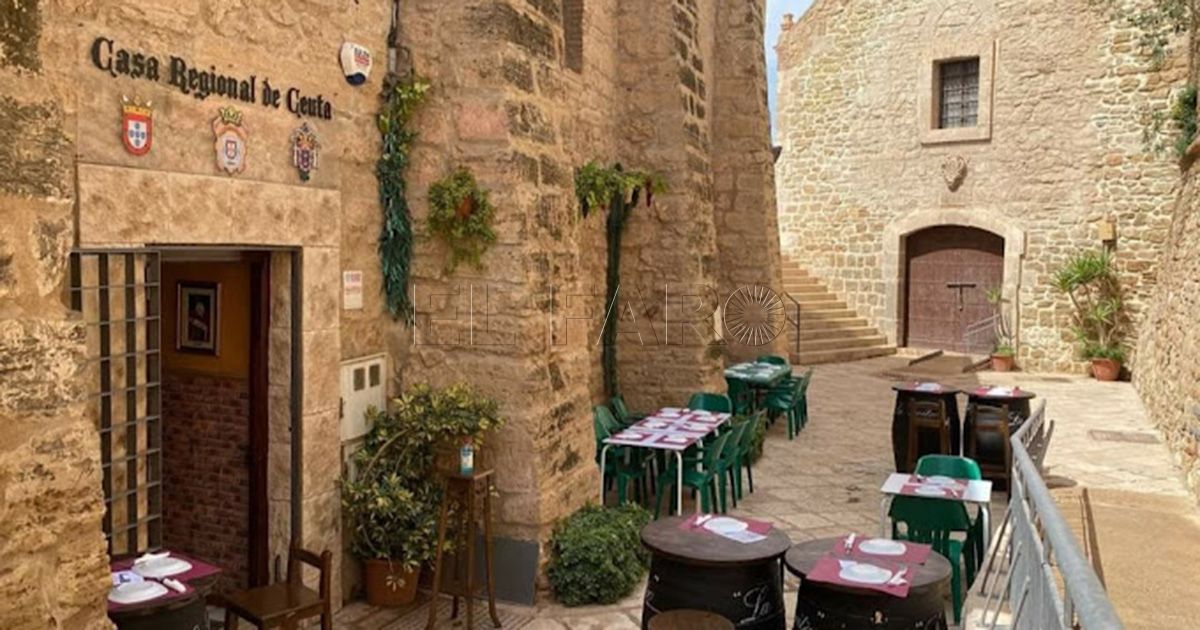 La junta directiva de la Casa de Ceuta en Melilla, encargados de izar la Enseña Nacional en los actos del DIFAS