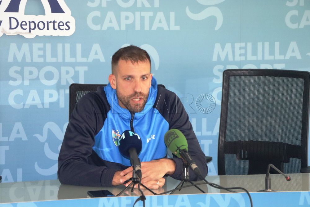 Alex Gómez: “Tenemos que construirnos desde atrás, defender y a partir de ahí poder competir todos los partidos”