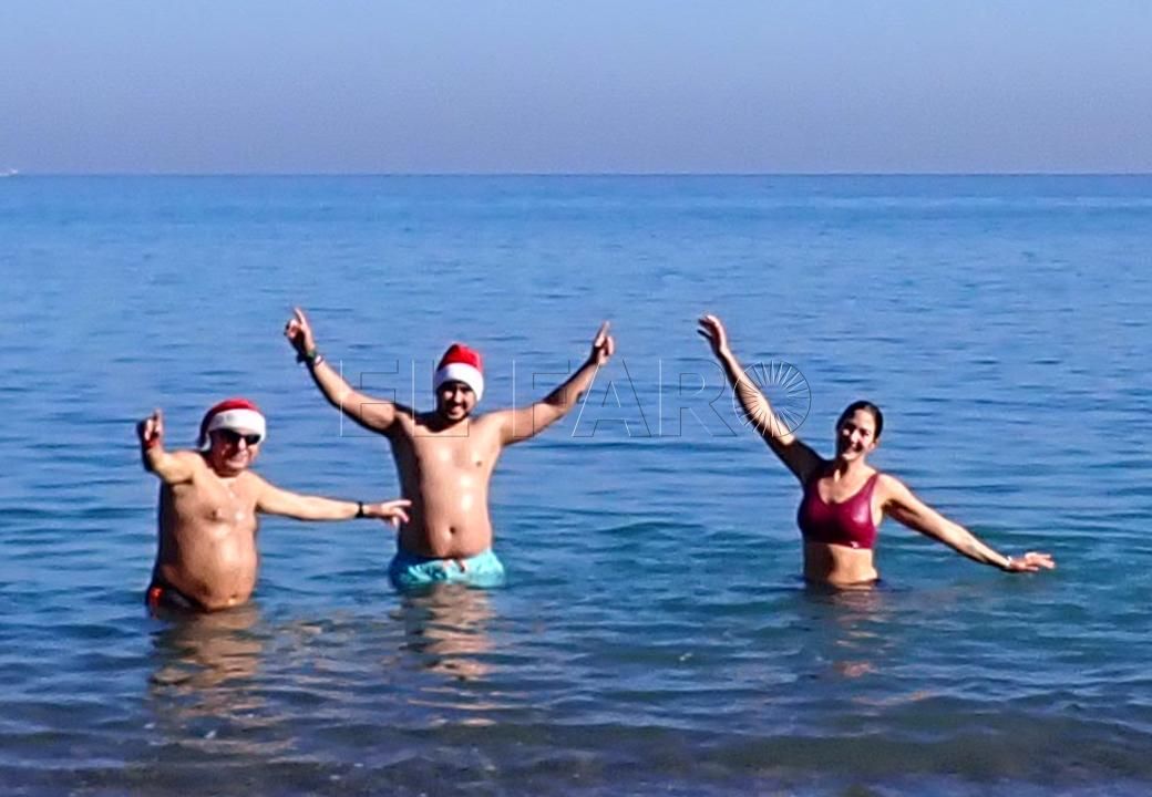 Baño de Navidad en la playa de Horcas Coloradas