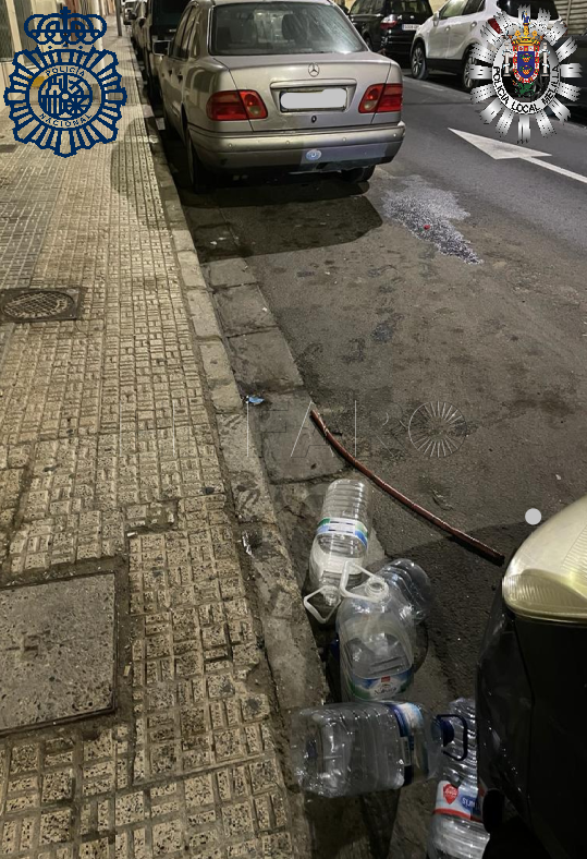 Detenidos por sustraer combustible de un coche particular