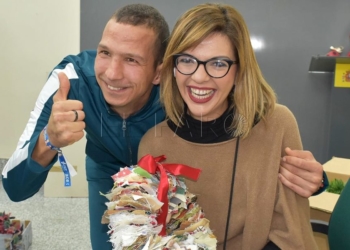 Sabrina Moh durante la decoración navideña de la Delegación del Gobierno.