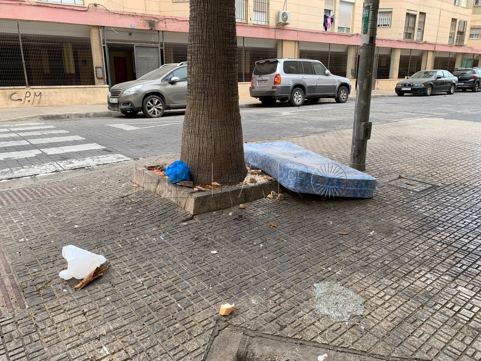 Colchones, electrodomésticos y mucha basura por las calles del barrio de Las Palmeras