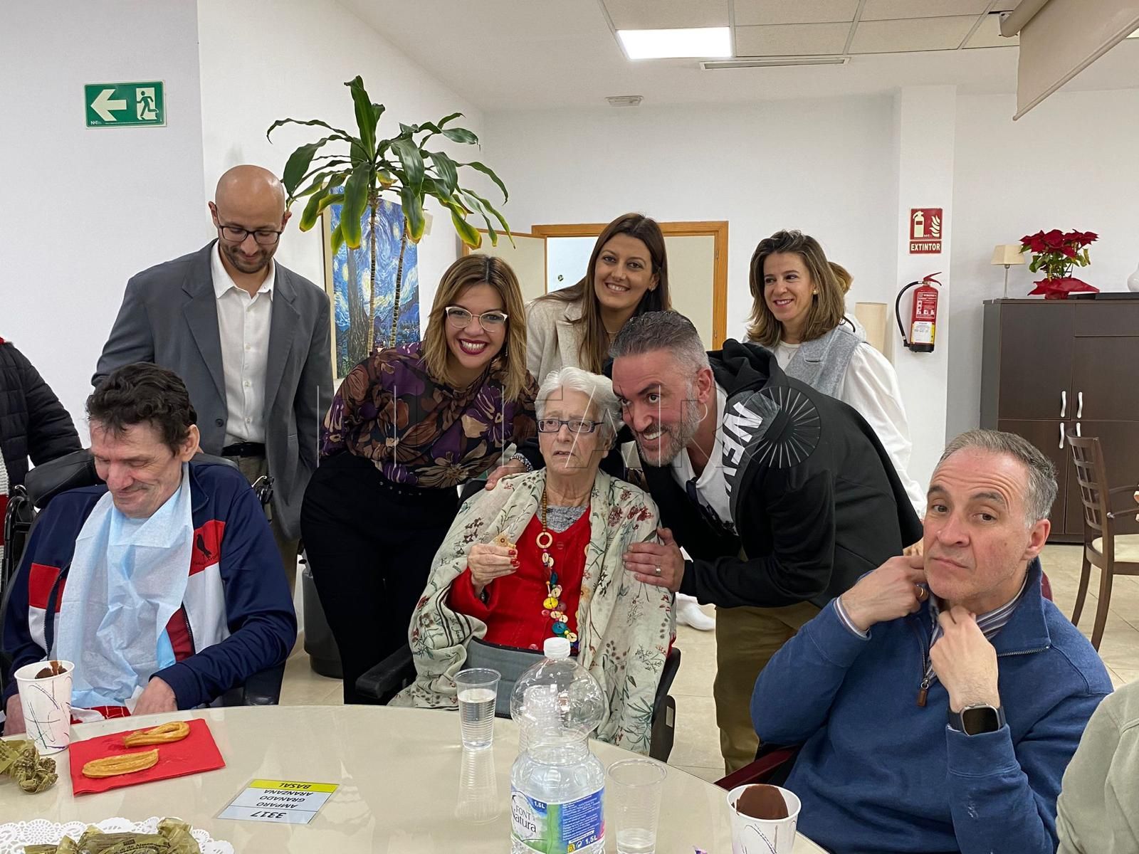Kiko Hernández visita la Residencia de Mayores de Melilla por Navidad