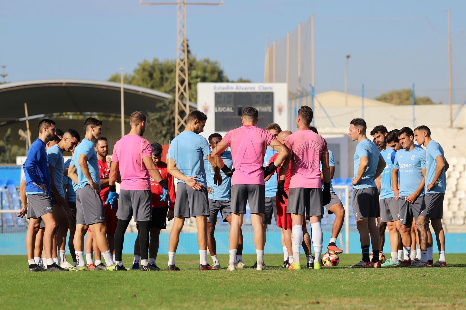 La plantilla de la UD Melilla sigue con su trabajo diario en el 2023