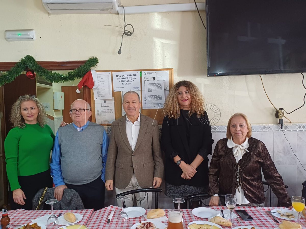 La asociación de vecinos Ciudad de Málaga celebra la tradicional comida para socios de Navidad