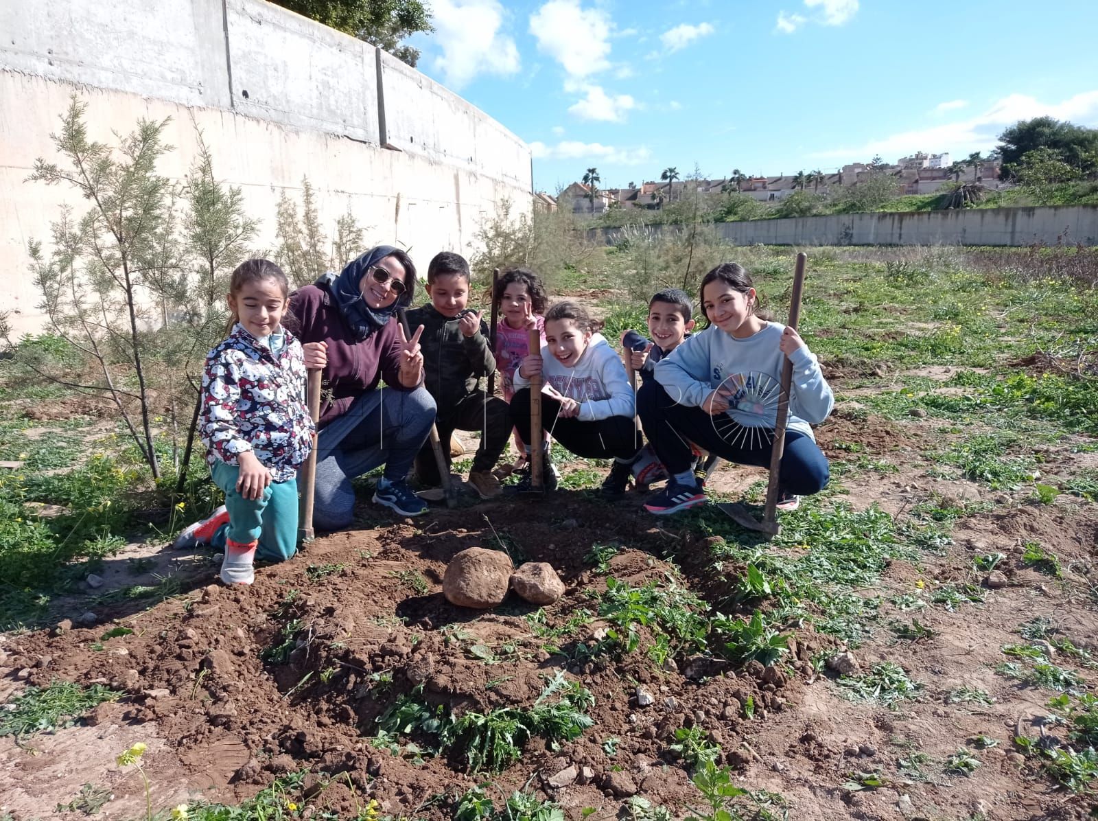 Guelaya continúa con la reforestación del río de Oro este sábado