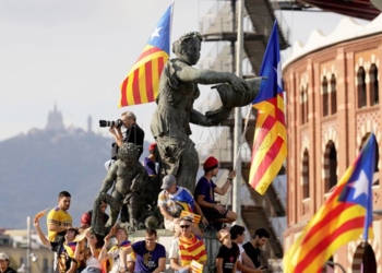 **ATT EDITORS: CORRECTS PHOTOGRAPHER** People attend the march called by the Catalan National Assembly (ANC) as part of the events organized to mark the National Day of Catalonia, also known as 'Diada', in Barcelona, Spain, 11 September 2023. EFE/ Enric Fontcuberta