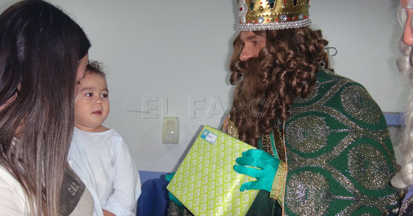 Los Reyes Magos hacen una parada en el Hospital Comarcal