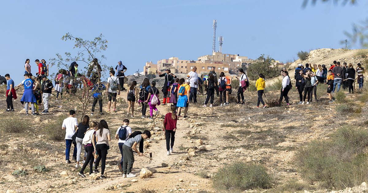 Guelaya y Cañada Viva realizan una plantación en la cantera del Nano