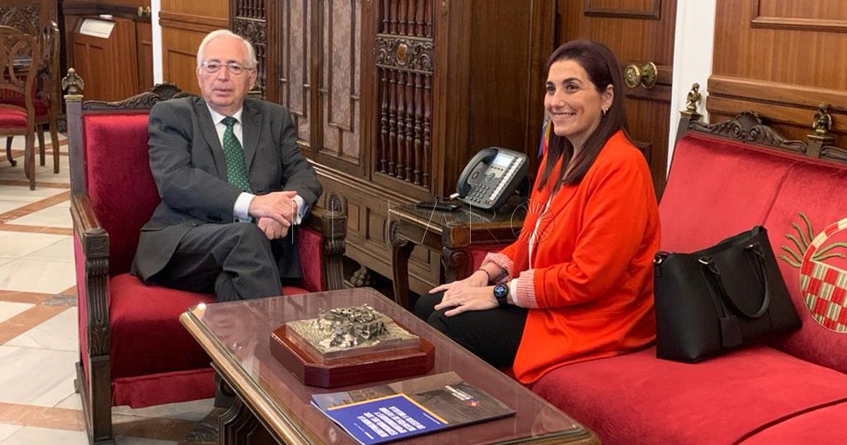 La directora de la oficina de Correos propone a Imbroda promocionar Melilla en las pantallas de las sucursales de todo el país