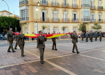 El Regimiento de Caballería lleva a cabo el primer arriado de la Bandera de este año