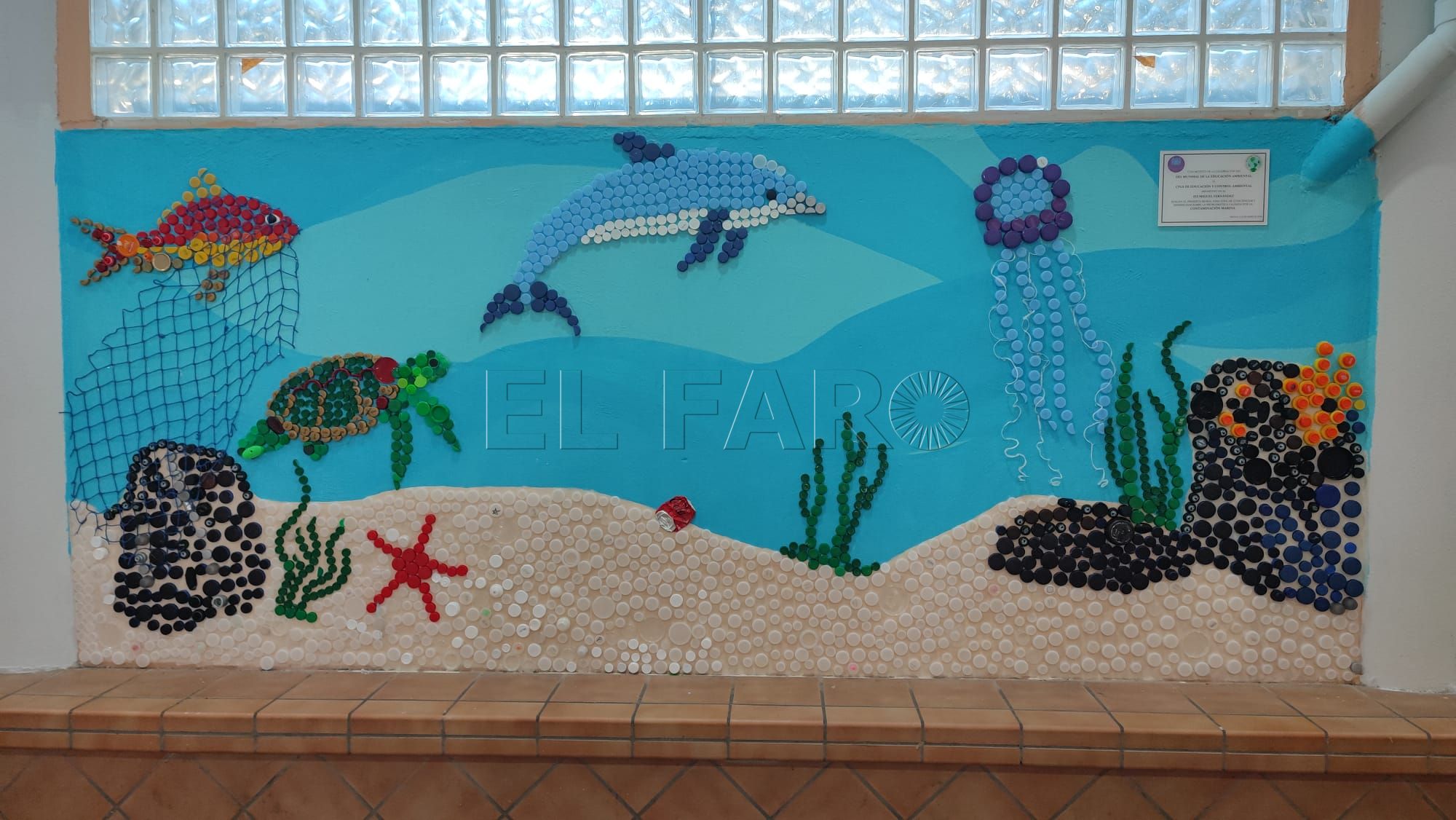 Un mural para concienciar de la problemática causada por la contaminación marina