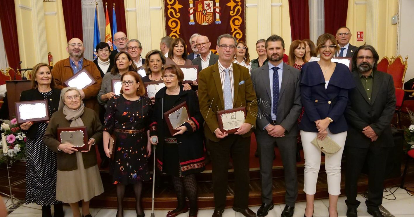 Homenaje a 34 profesionales de la enseñanza y personal no docente, en su jubilación, “por toda una vida de trabajo”
