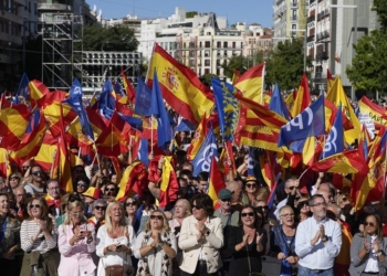 MADRID, 24/09/2023.- Asistentes al acto del PP celebrado en la plaza de Felipe II en defensa de la igualdad de todos los españoles, este domingo en Madrid. EFE/ Borja Sánchez Trillo