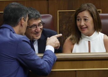 El presidente del Gobierno en funciones, Pedro Sánchez (i), conversa con los diputados socialistas Patxi López y Francina Armengol, durante la votación de la mesa en el Congreso de los Diputados en Madrid, este jueves. EFE/ Chema Moya