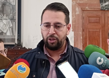 Azmani critica la "falta de cortesía parlamentaria y de lealtad institucional" del PP