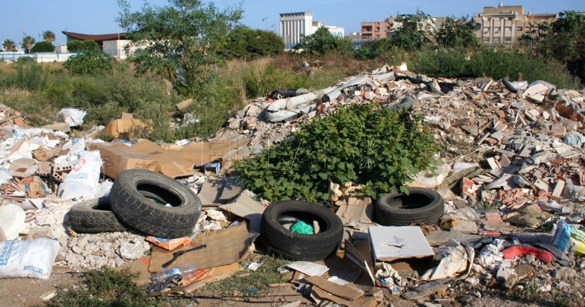 Melilla, medio sitiada por vertederos ilegales, indomables e inextinguibles
