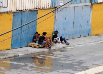 GRAF2899. CEUTA, 14/08/2021.- Un grupo de menores se fugan de las naves del Tarajal para evitar ser devueltos a Marruecos este sábado junto al centro de menores Santa Amelia, donde están alojados 234 de los menores marroquíes que habían entrado en Ceuta de forma irregular los pasados 17 y 18 de mayo. EFE/ Reduan Dris