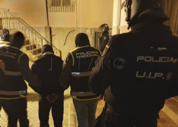 MELILLA, 03/01/2024.- Fotografía cedida por la Policía Nacional correspondiente a una de las detenciones de la última operación antiyihadista del 2023, desarrollada el pasado 21 de diciembre, que se saldó con 9 detenidos en Melilla. Tras los atentados del 11 de marzo de 2004, el año 2023 deja una cifra récord de presuntos yihadistas detenidos, un total de 87, la mayoría arrestados por agentes de la Comisaría General de Información de la Policía en un año de actividad "muy intensa", sobre todo en su recta final por la guerra en Gaza y por la preocupación ante la radicalización de menores. EFE/ Policía Nacional SOLO USO EDITORIAL/SOLO DISPONIBLE PARA ILUSTRAR LA NOTICIA QUE ACOMPAÑA (CRÉDITO OBLIGATORIO)