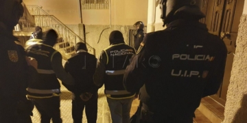 MELILLA, 03/01/2024.- Fotografía cedida por la Policía Nacional correspondiente a una de las detenciones de la última operación antiyihadista del 2023, desarrollada el pasado 21 de diciembre, que se saldó con 9 detenidos en Melilla. Tras los atentados del 11 de marzo de 2004, el año 2023 deja una cifra récord de presuntos yihadistas detenidos, un total de 87, la mayoría arrestados por agentes de la Comisaría General de Información de la Policía en un año de actividad "muy intensa", sobre todo en su recta final por la guerra en Gaza y por la preocupación ante la radicalización de menores. EFE/ Policía Nacional SOLO USO EDITORIAL/SOLO DISPONIBLE PARA ILUSTRAR LA NOTICIA QUE ACOMPAÑA (CRÉDITO OBLIGATORIO)